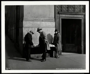 Sokea uutiskauppias Aaron Weintraub osastollaan 7th Avenuen ja 32nd Streetin kaakkoiskulmassa, New Yorkissa, 1930 (hopeagelatiiniprintti)